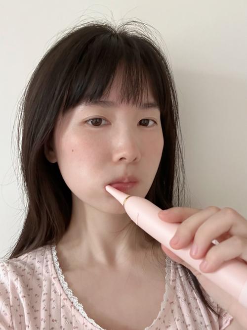 刷牙的照片真人_歌手刷牙长什么样子_女明星刷牙写真