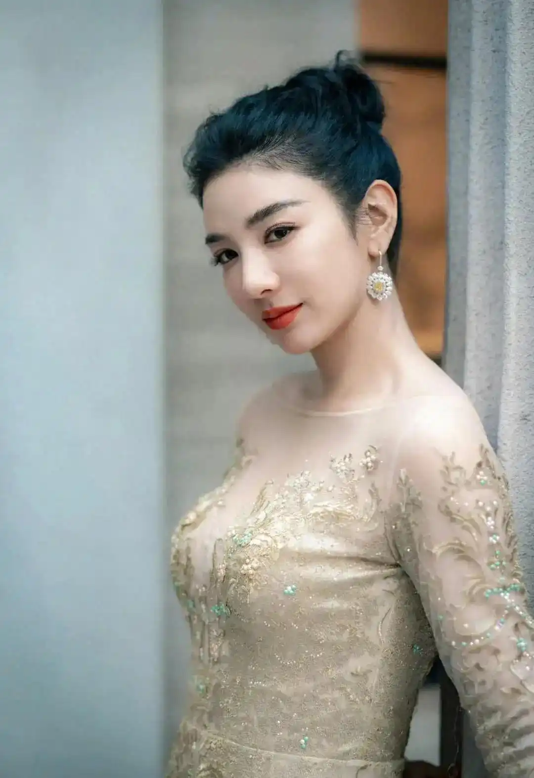 “光环背后的苦衷”：娱乐圈真实一面