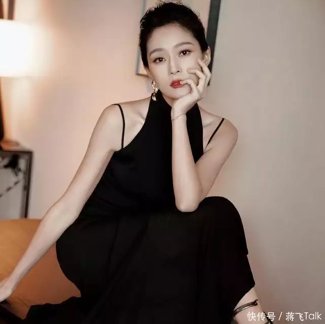 女明星摔跤秀_王媛可红毯摔跤表情管理_王媛可摔倒展现格局